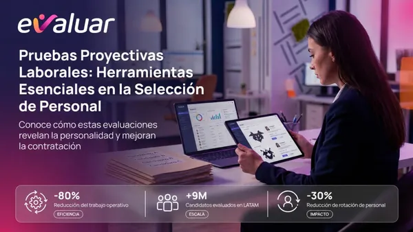 Profesional de RRHH revisando resultados de pruebas proyectivas laborales en tablet, con dashboard de evaluación de candidatos en laptop