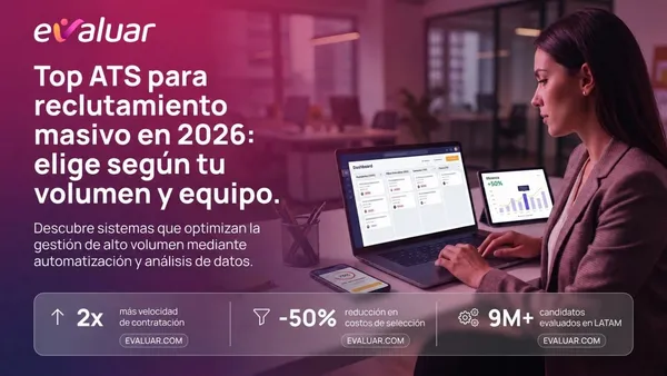 Profesional de RRHH gestionando candidatos en un sistema ATS para reclutamiento masivo con métricas de eficiencia en pantalla